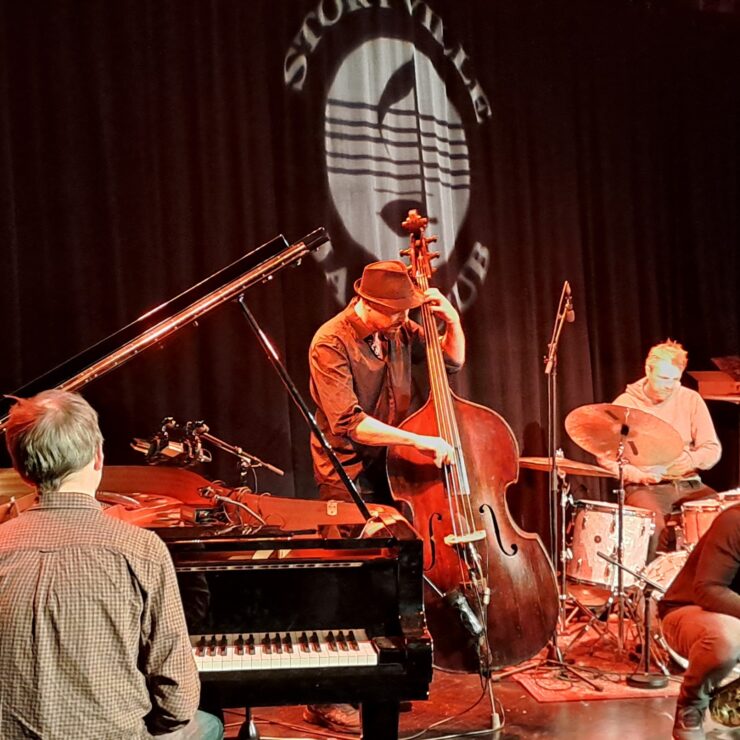 Publikum virket godt fornøyde etter torsdagens sesongåpning i Storyville Jazz Club. Fullt hus på Storyvilles sesongåpning!